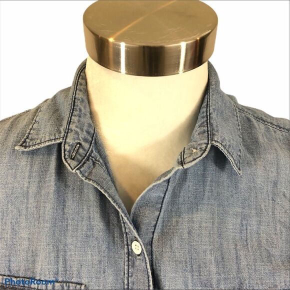 Old Navy Classic Medium Wash Chambray Button Down - Picture 4 of 11